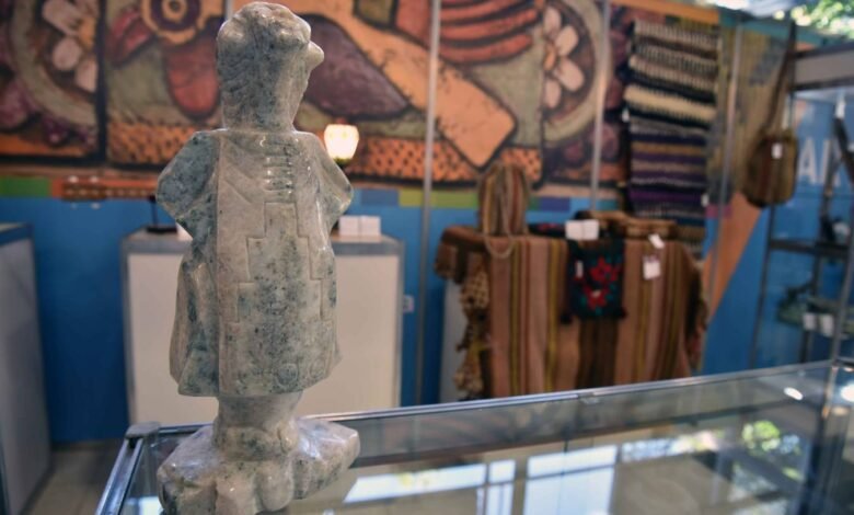 Imagen de la Feria Internacional de Artesanías de Córdoba con artesanos y visitantes