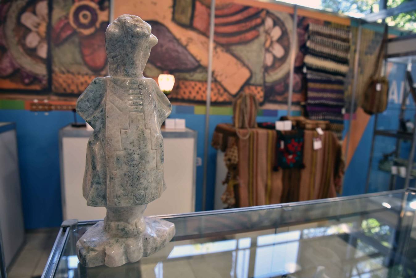 Imagen de la Feria Internacional de Artesanías de Córdoba con artesanos y visitantes