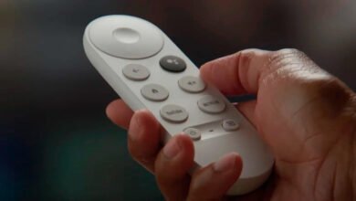 Una Smart TV con varios dispositivos conectados