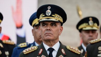 Vladimir Padrino López y Delcy Rodríguez en una reunión oficial