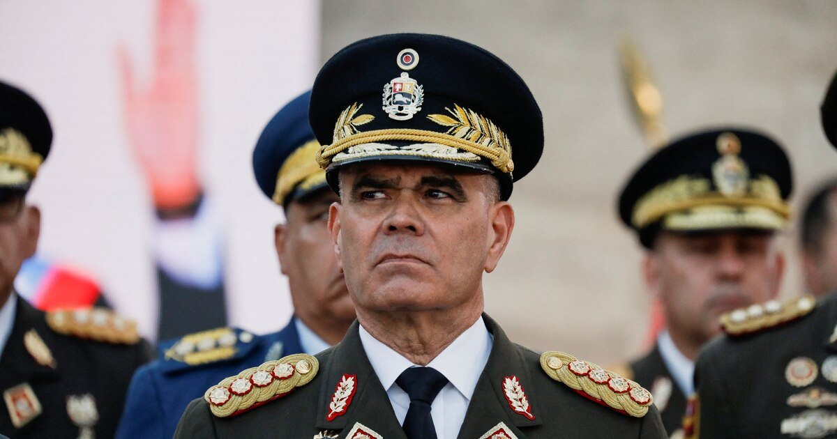 Vladimir Padrino López y Delcy Rodríguez en una reunión oficial