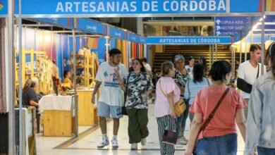 Artesanos cordobeses trabajando en sus productos