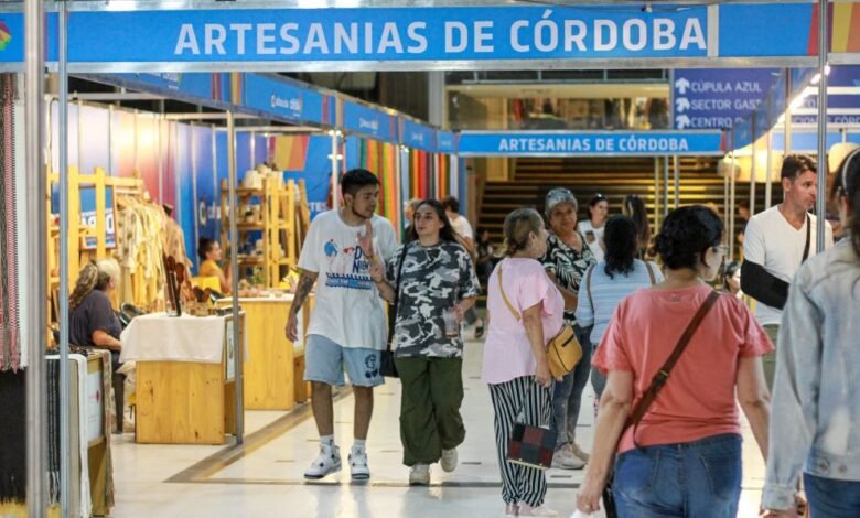 Artesanos cordobeses trabajando en sus productos