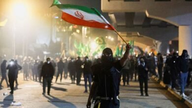 Imagen de un dron volando sobre una instalación militar