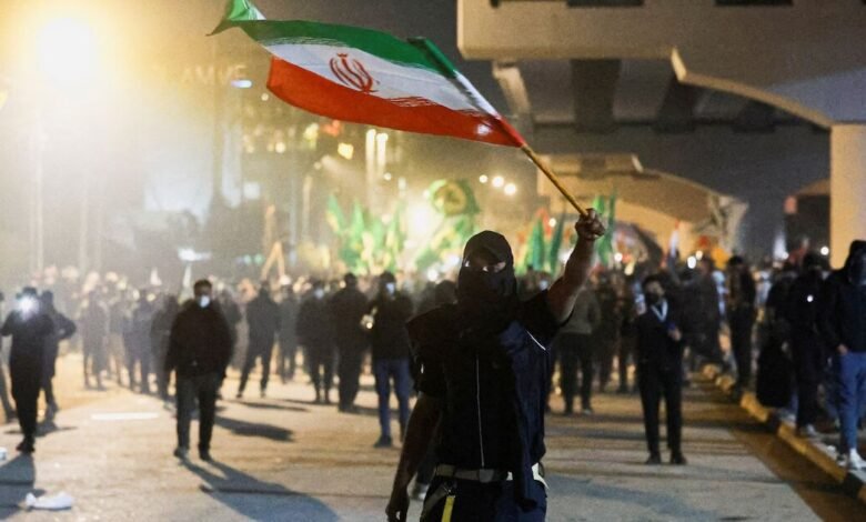 Imagen de un dron volando sobre una instalación militar