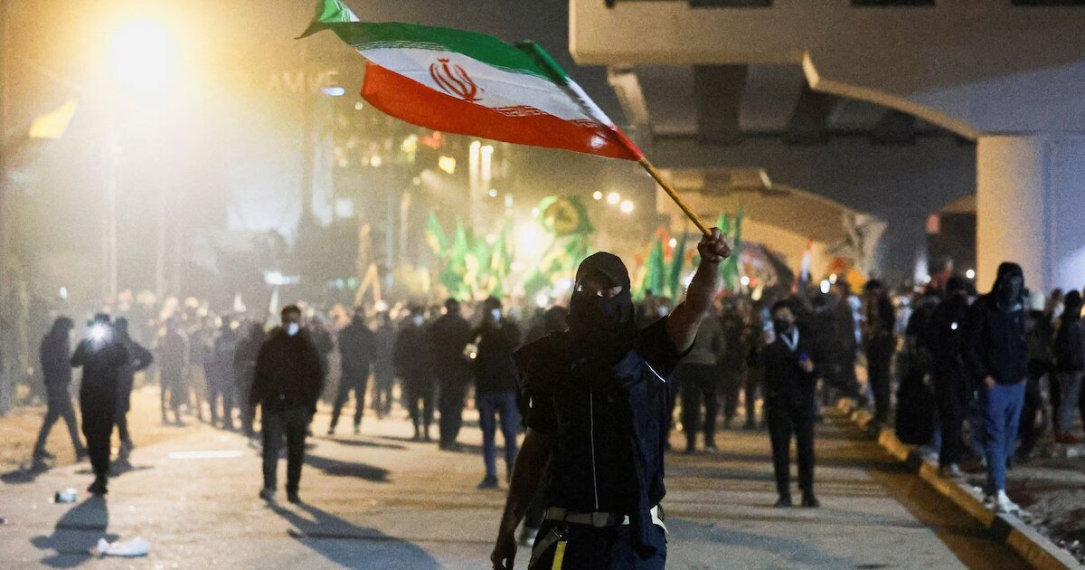 Imagen de un dron volando sobre una instalación militar