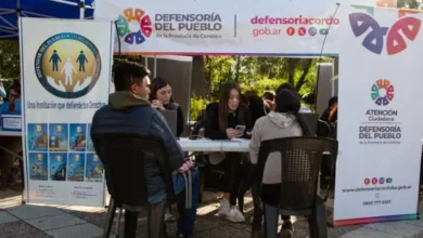 Imagen de una persona frente a un escritorio con documentos y una laptop, con un titular que dice 'Subsidios Energéticos'