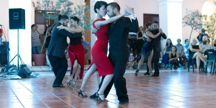 Imagen de una pareja bailando tango en el Cabildo de Córdoba