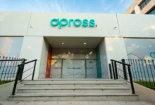 Imagen de un estudiante con una laptop y documentos, representando la renovación de afiliación en Apross