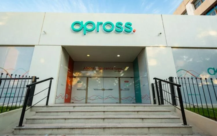 Imagen de un estudiante con una laptop y documentos, representando la renovación de afiliación en Apross