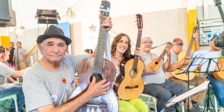 Imagen de personas realizando actividades en un parque educativo