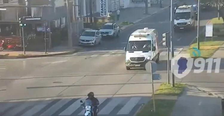 Imagen de un equipo médico realizando un trasplante de corazón