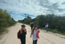 Niños y docentes caminando hacia la escuela en Villa Posse