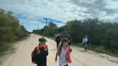 Niños y docentes caminando hacia la escuela en Villa Posse