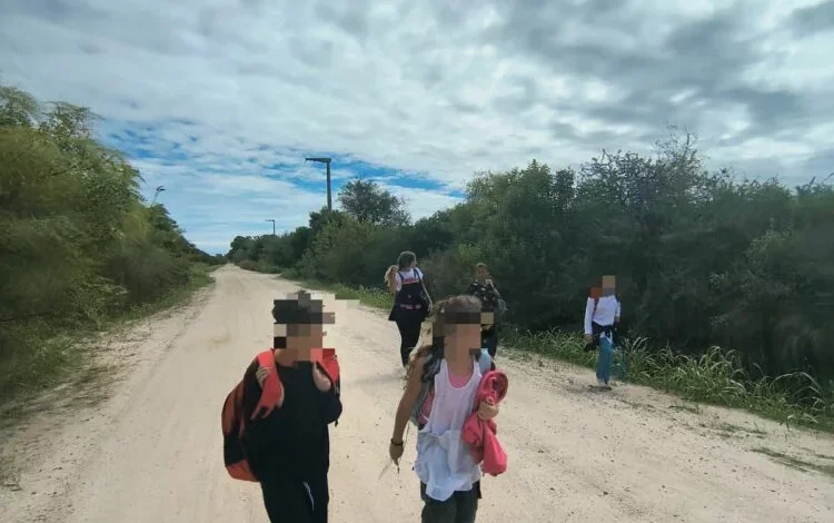 Niños y docentes caminando hacia la escuela en Villa Posse