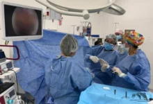 Equipo médico realizando una cirugía digestiva por laparoscopía en un recién nacido