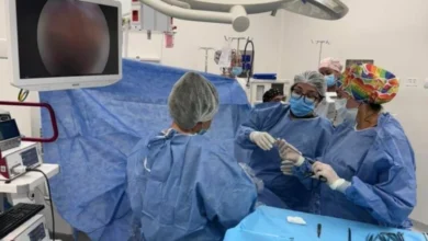 Equipo médico realizando una cirugía digestiva por laparoscopía en un recién nacido