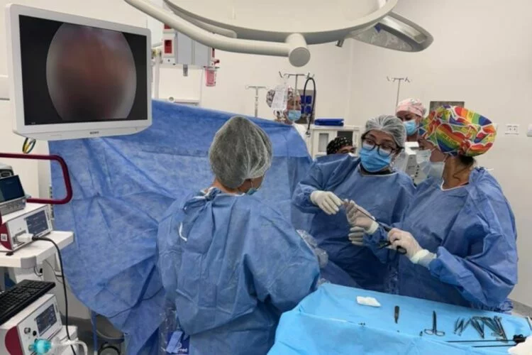 Equipo médico realizando una cirugía digestiva por laparoscopía en un recién nacido