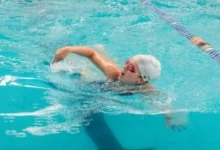 Imagen de un polideportivo en Córdoba con personas practicando deportes