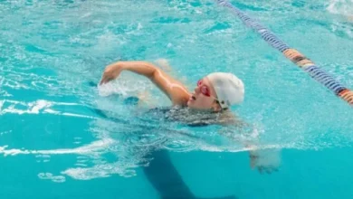Imagen de un polideportivo en Córdoba con personas practicando deportes