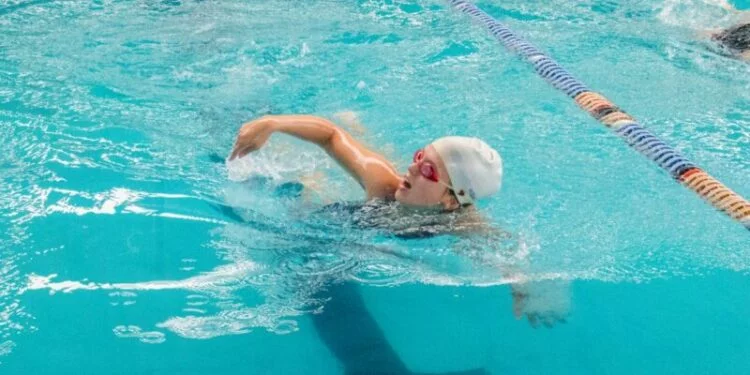 Imagen de un polideportivo en Córdoba con personas practicando deportes