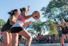 Mujeres practicando deporte en un estadio