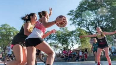 Mujeres practicando deporte en un estadio