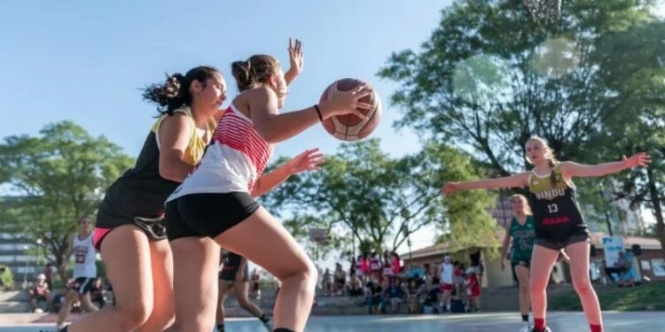Mujeres practicando deporte en un estadio