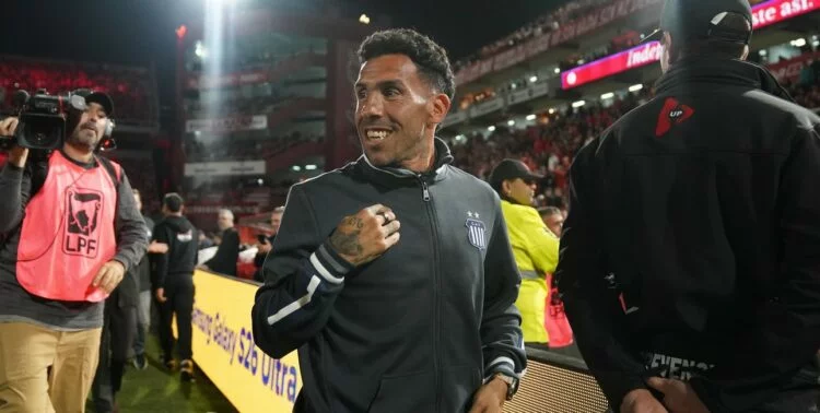 Carlos Tevez celebrando la victoria de Talleres ante Independiente