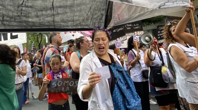 Docentes cordobeses marchando en una movilización