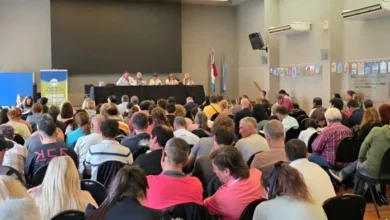 Docentes en una manifestación con carteles y banderas