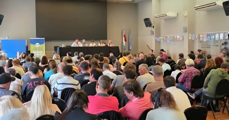 Docentes en una manifestación con carteles y banderas