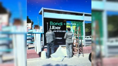 Imagen de un auto de Uber en la calle