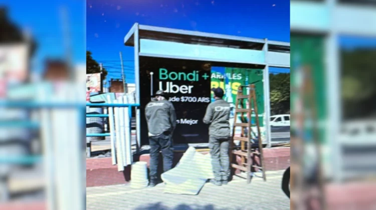 Imagen de un auto de Uber en la calle