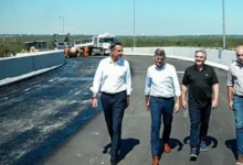 Imagen de la obra de intercambiador en Valle Escondido, mostrando el viaducto curvo y la pasarela peatonal