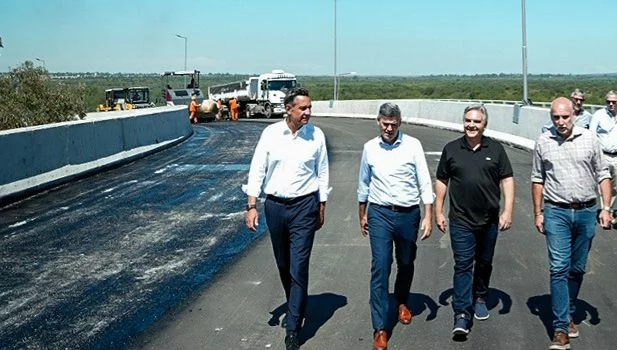 Imagen de la obra de intercambiador en Valle Escondido, mostrando el viaducto curvo y la pasarela peatonal