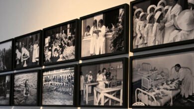 Imagen de la charla a pie de obra por la exposición Cotidianas