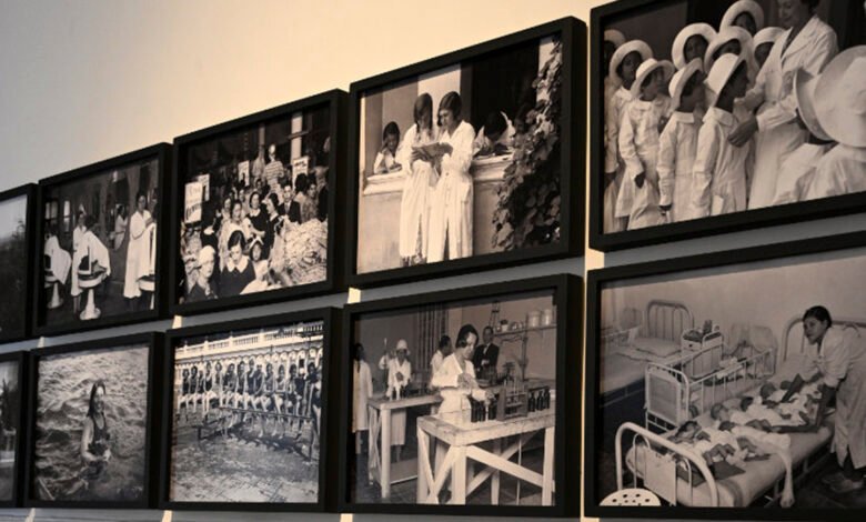 Imagen de la charla a pie de obra por la exposición Cotidianas