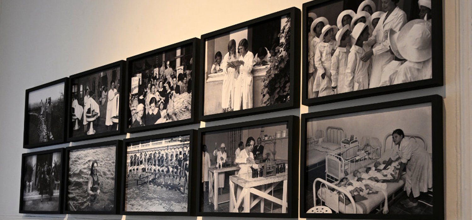 Imagen de la charla a pie de obra por la exposición Cotidianas