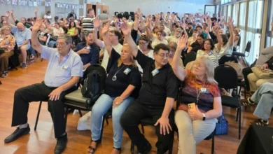 Docentes en paro frente a la sede del gobierno provincial