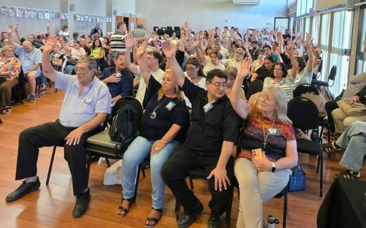 Docentes en paro frente a la sede del gobierno provincial