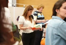 Estudiantes de secundaria leyendo libros en una biblioteca