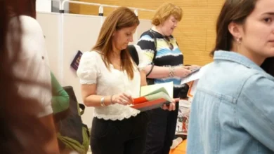 Estudiantes de secundaria leyendo libros en una biblioteca