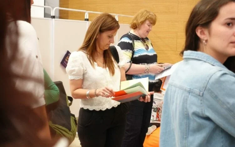 Estudiantes de secundaria leyendo libros en una biblioteca