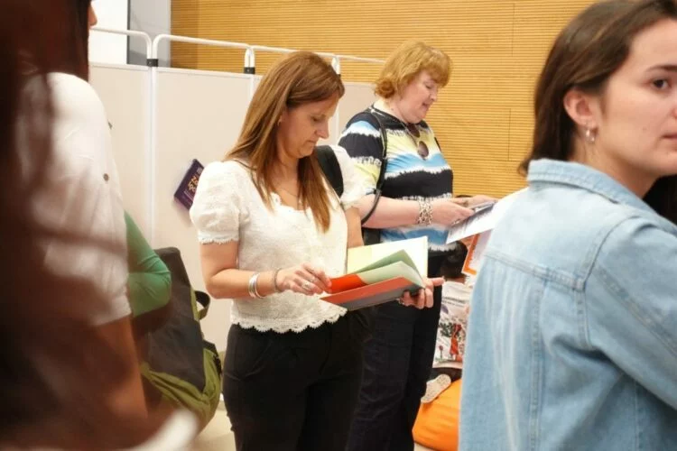 Estudiantes de secundaria leyendo libros en una biblioteca