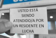 Médicos residentes en paro frente al hospital