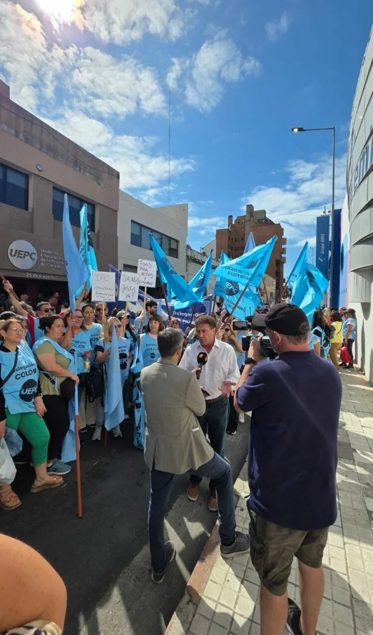 Docentes cordobeses marchando en la ciudad de Córdoba