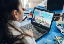 Niños y niñas en una clase de educación financiera