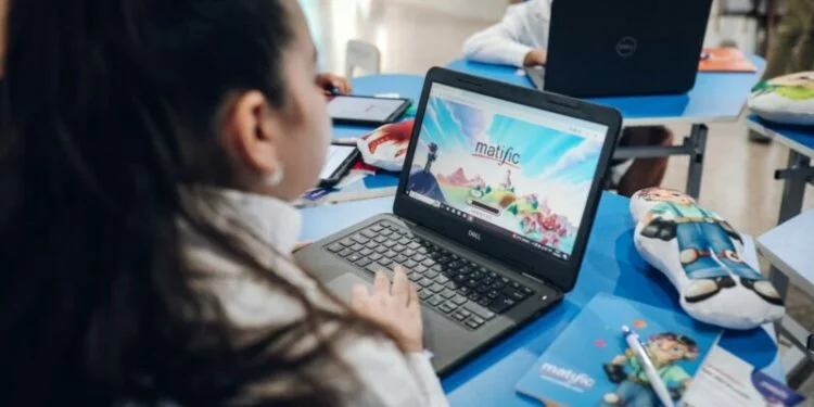 Niños y niñas en una clase de educación financiera