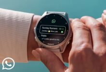 Imagen de un reloj Garmin con la app de WhatsApp en la pantalla